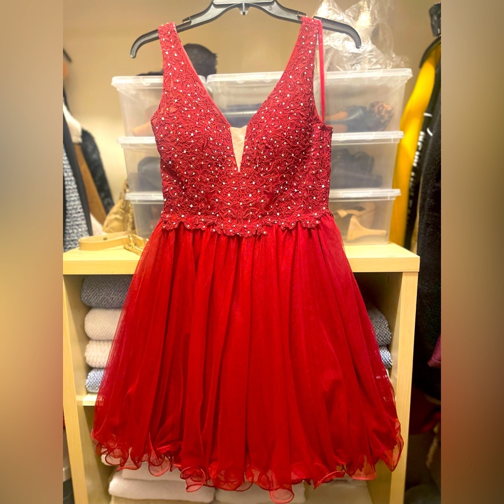 Worn once
Beautiful burgundy dress with sparkle on top